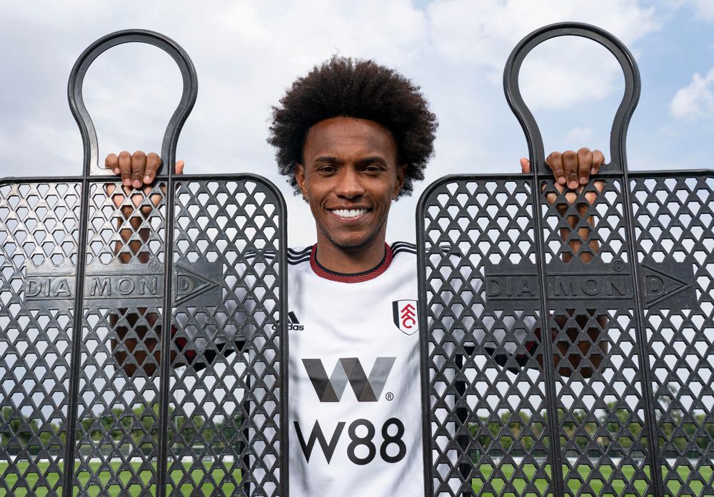 Willian signs for Fulham Willian signs for Fulham