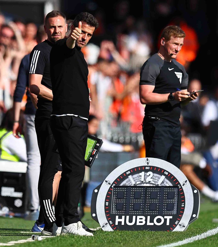 Marco Silva gives the fans a thumbs-up at Kenilworth Road