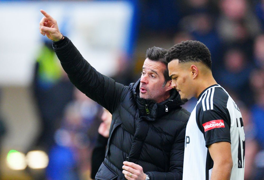 Marco Silva gives Rodrigo Muniz instructions Marco Silva gives Rodrigo Muniz instructions