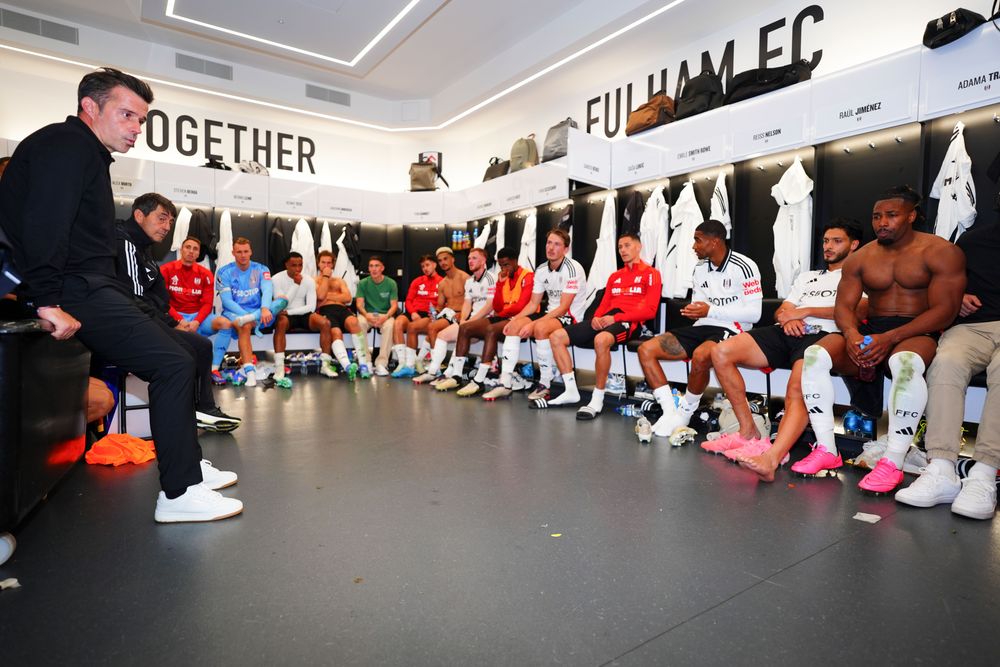 Marco Silva addresses his players at full-time Marco Silva addresses his players at full-time