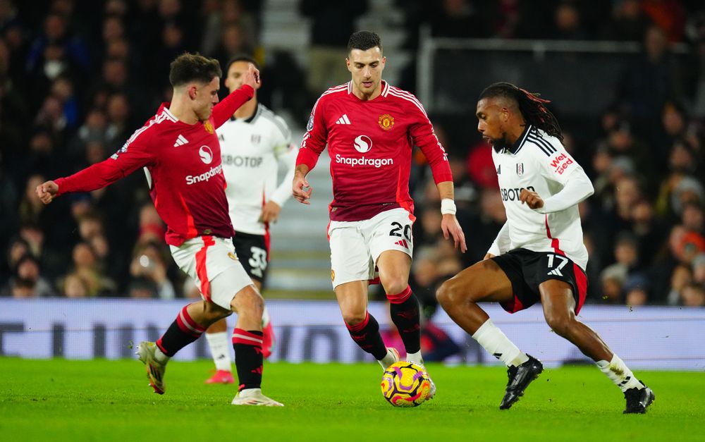 Alex Iwobi on the ball