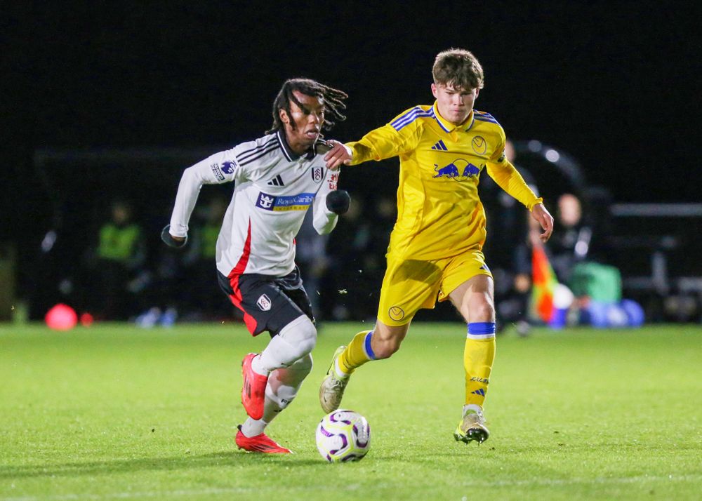 Terrell Works runs with the ball for Fulham Under-21s against Leeds United Under-21s