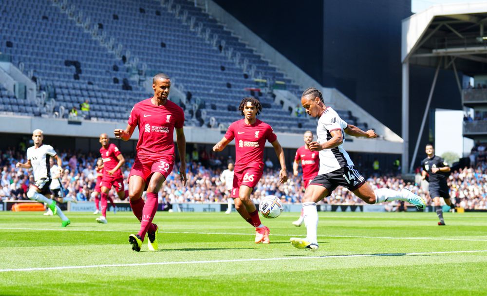 Bobby De Cordova-Reid puts in a cross