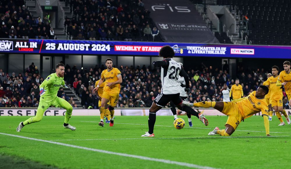Willian is unable to get his shot away Willian is unable to get his shot away