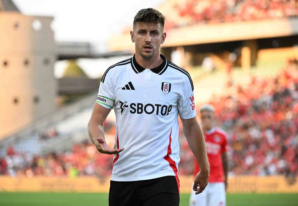 Tom Cairney prepares to take a corner Tom Cairney prepares to take a corner