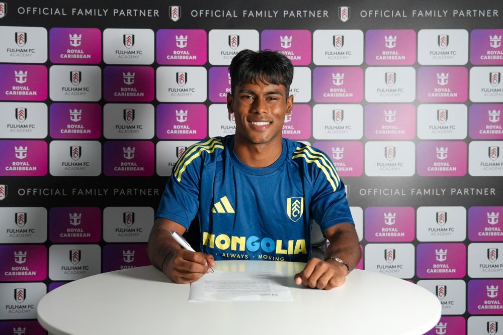 Farhaan Ali Wahid signs his professional contract