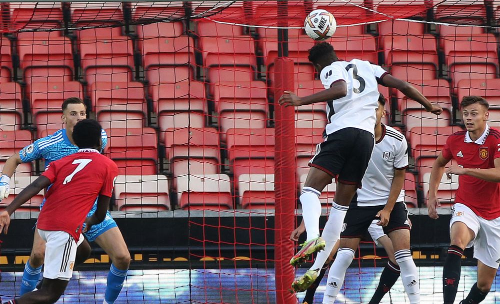 Araujo wins a header Araujo wins a header