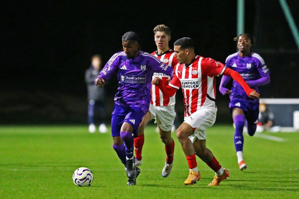 Lemar Gordon on the ball for Fulham U21s against PSV U21s