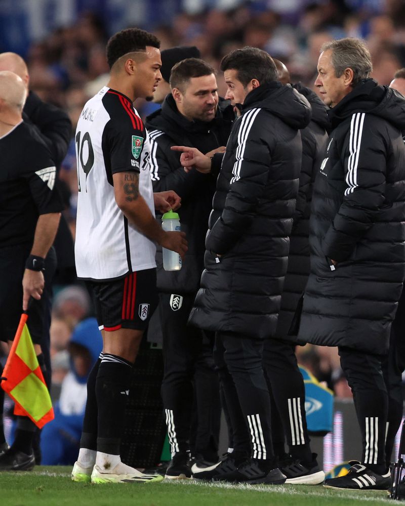 Marco Silva gives Rodrigo Muniz some instructions