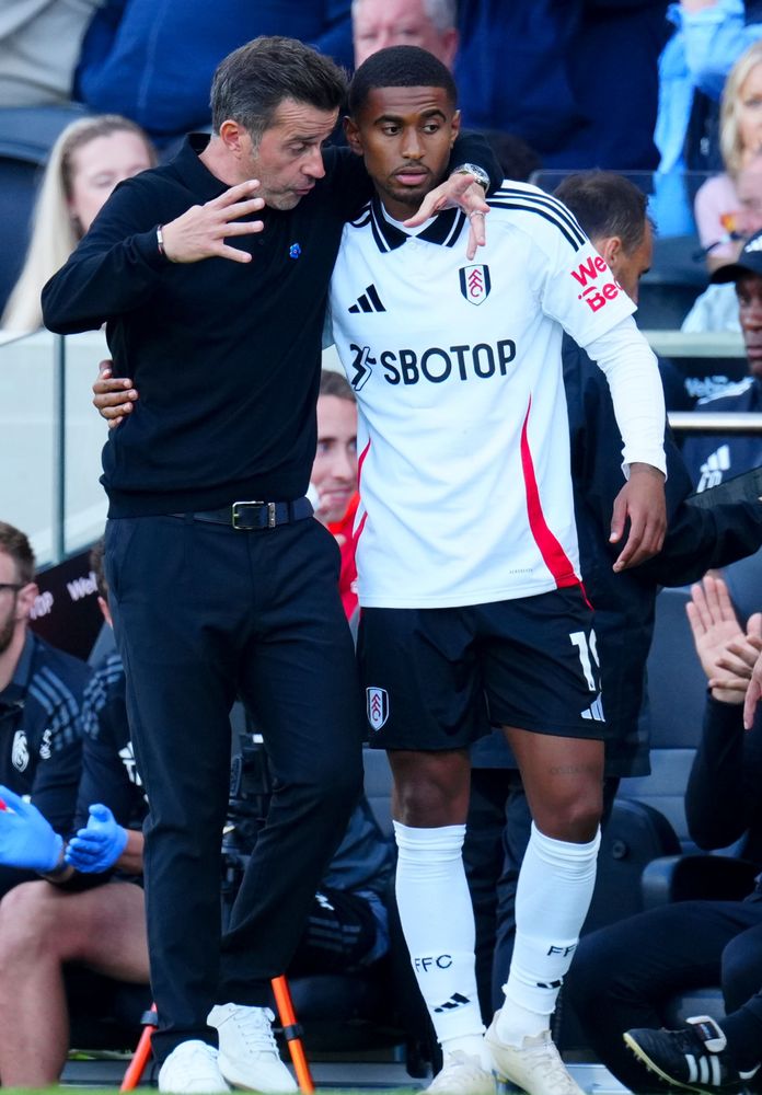 Marco Silva gives Reiss Nelson some instructions