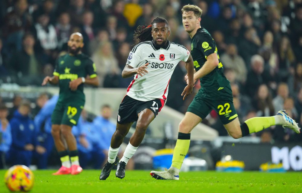 Alex Iwobi in action against Brentford Alex Iwobi in action against Brentford