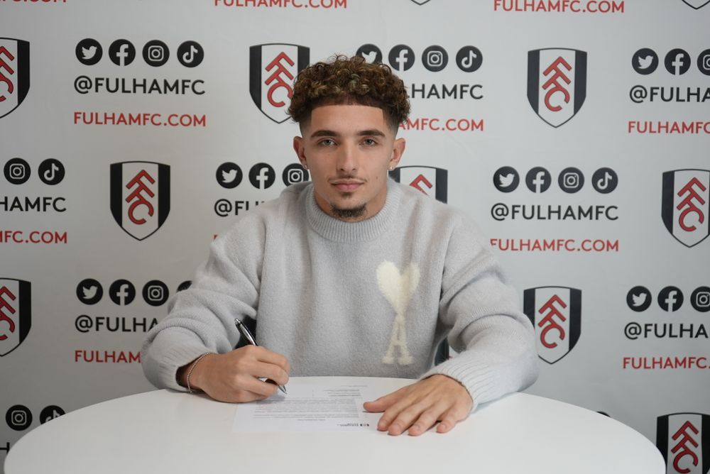 De Jesus signs