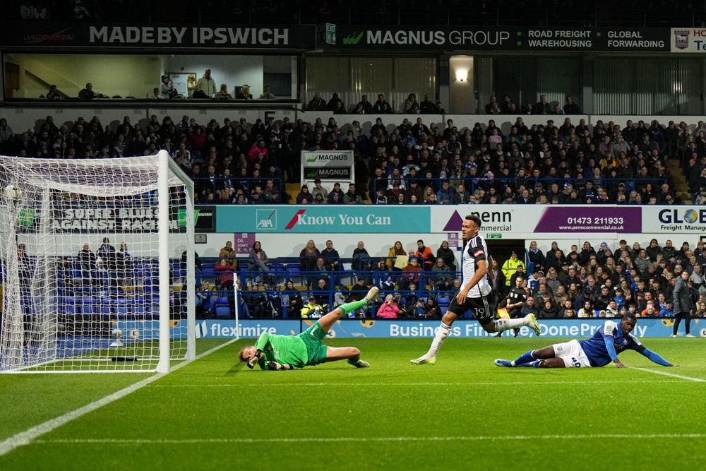 Rodrigo Muniz taps home Fulham's second goal Rodrigo Muniz taps home Fulham's second goal