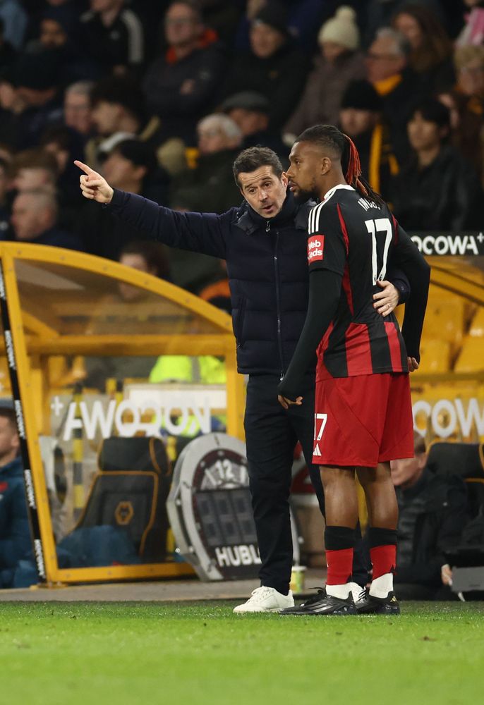 Marco Silva gives instructions to Alex Iwobi Marco Silva gives instructions to Alex Iwobi