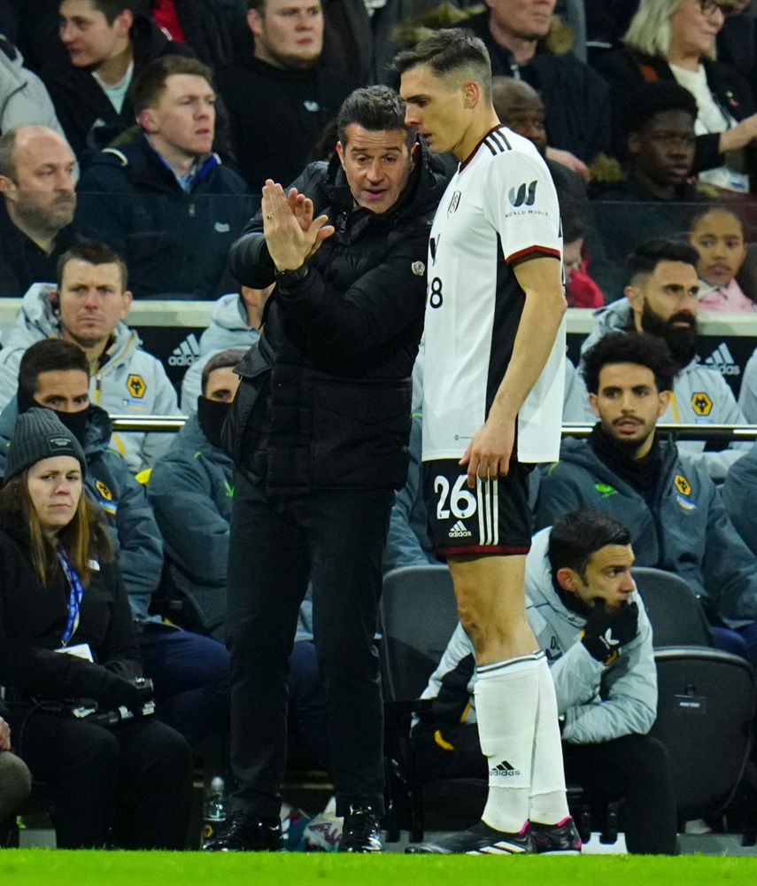 Marco Silva instructs João Palhinha