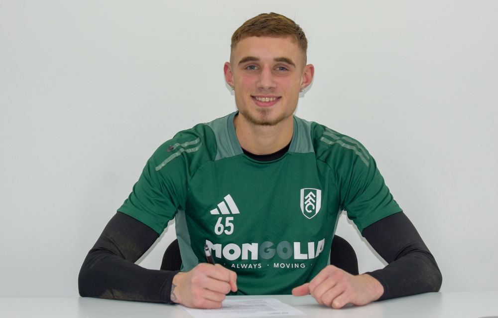Marco Underwood signs his professional contract at Fulham