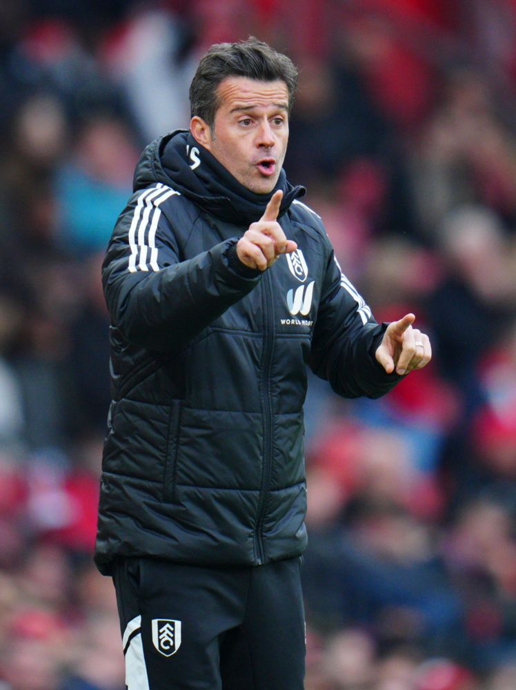 Marco Silva issues instructions from the touchline