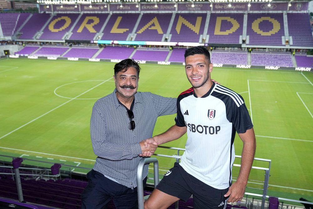 Mr Khan welcomes Raúl Jiménez to Fulham