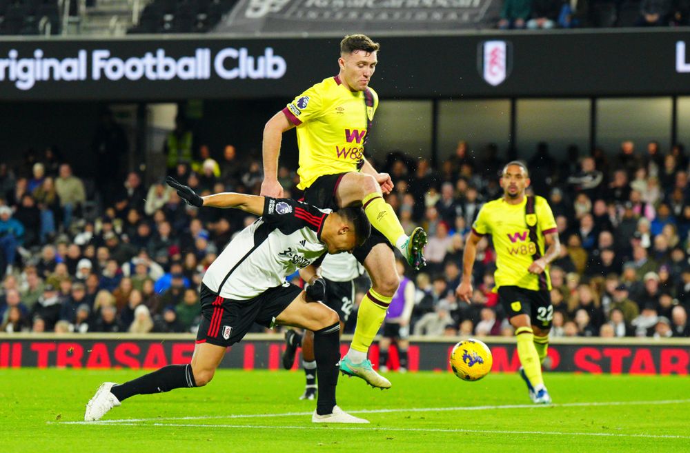 Carlos Vinicius heads at goal
