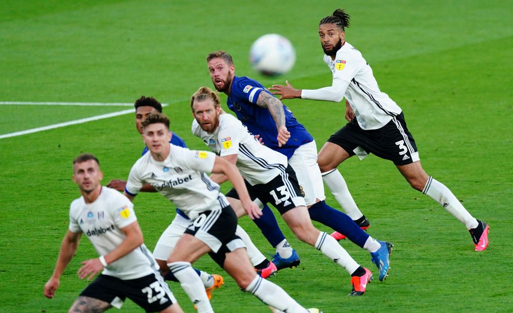 Joe Bryan, Tom Cairney, Tim Ream & Michael Hector defend a Brentford free-kick