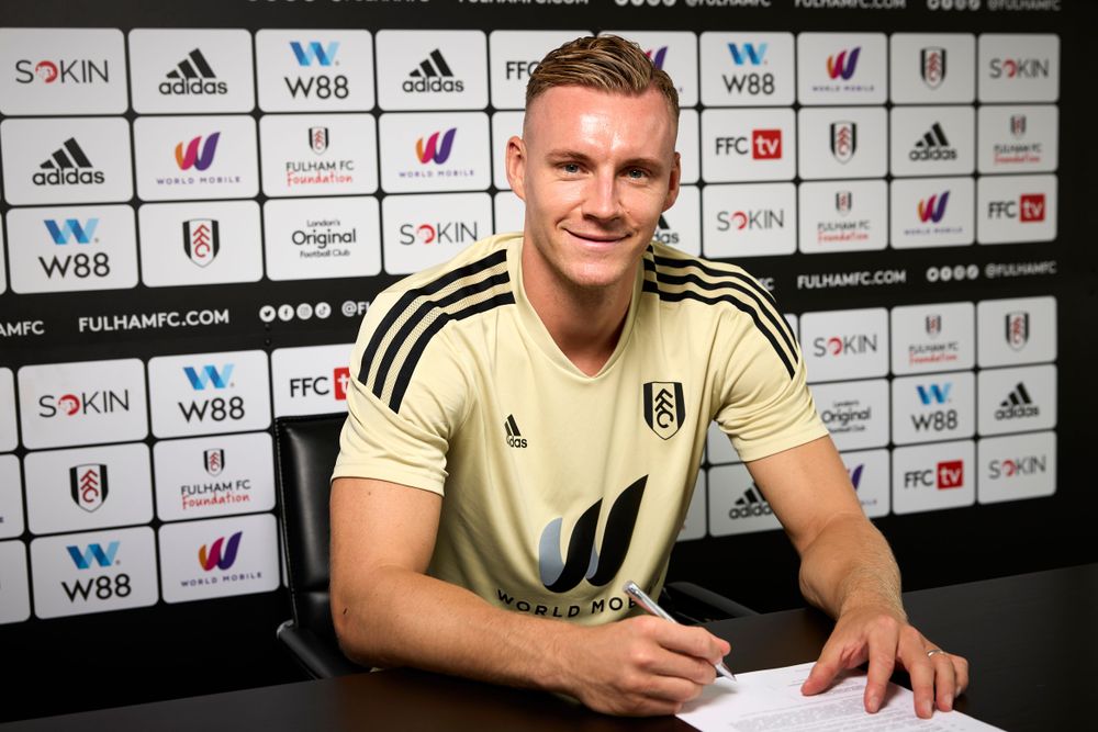 Bernd Leno signs his Fulham contract