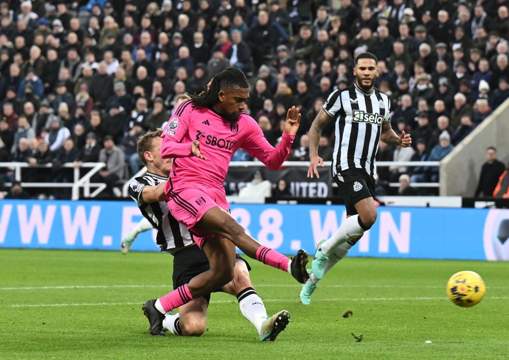 Alex Iwobi has an effort on target Alex Iwobi has an effort on target