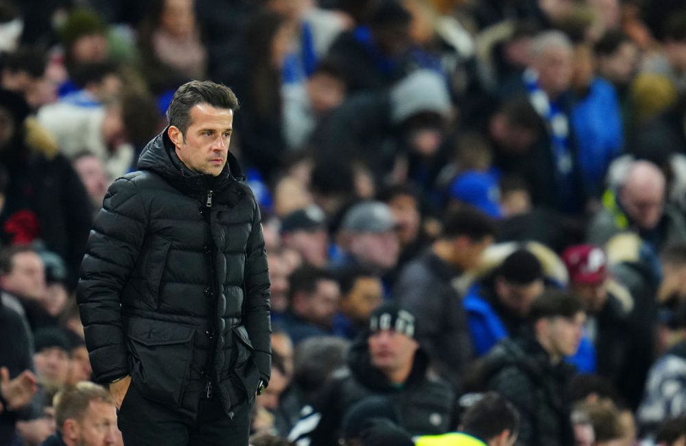Marco Silva on the touchline at Stamford Bridge