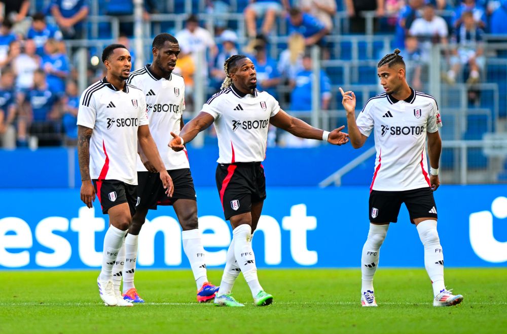 Fulham players in discussion Fulham players in discussion