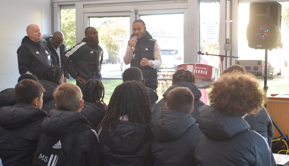 Bobby De Cordova-Reid speaks to the boys Bobby De Cordova-Reid speaks to the boys