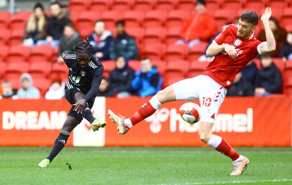 Domingos Quina goes for goal in the opening ten minutes. 