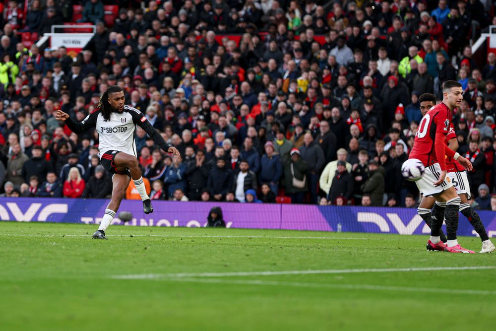 Alex Iwobi scores the winner