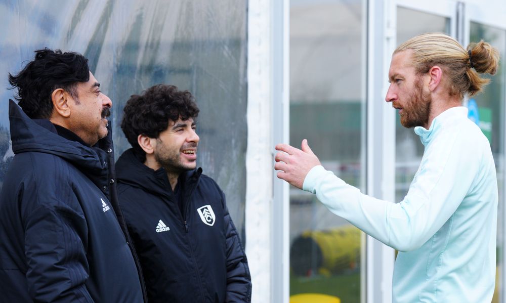 Tim Ream chats to Mr Khan and Tony Khan Tim Ream chats to Mr Khan and Tony Khan