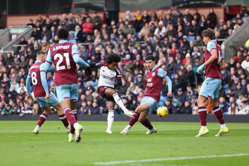 Willian shoots Willian shoots