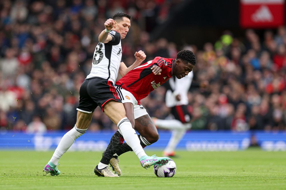 Sasa Lukic challenges Kobbie Mainoo Sasa Lukic challenges Kobbie Mainoo