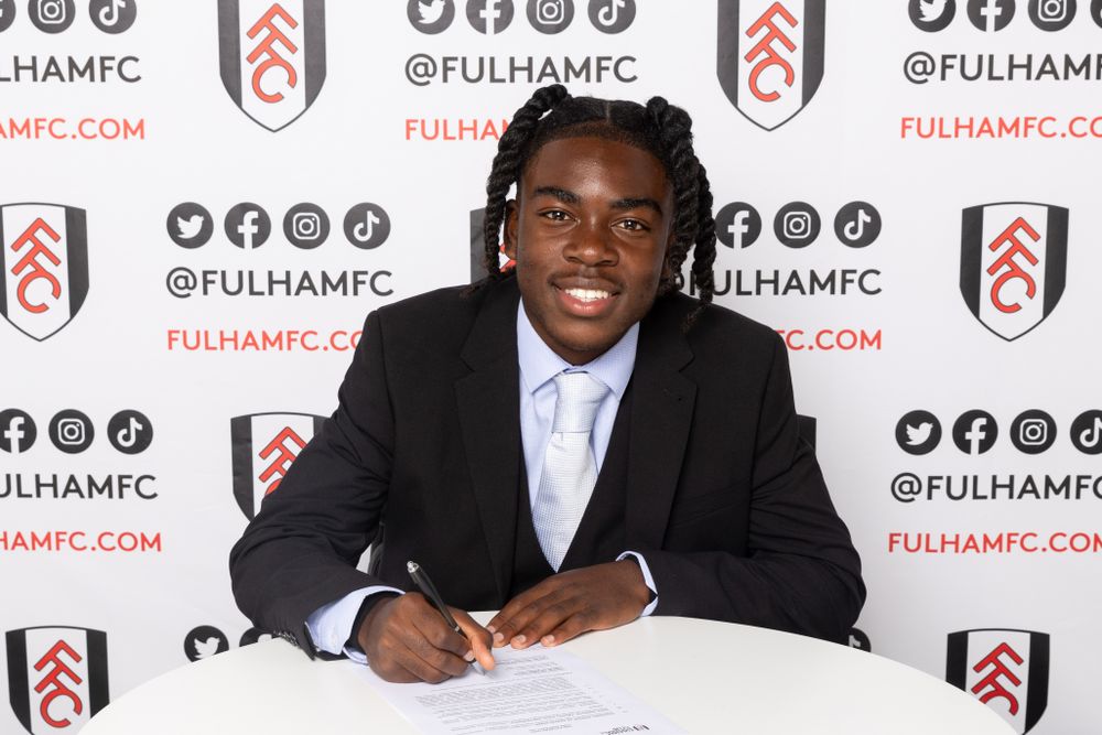 Fulham's Macauley Zepa signs his scholarship Fulham's Macauley Zepa signs his scholarship