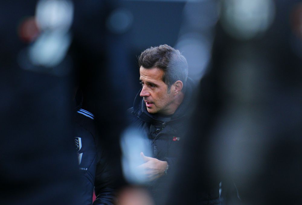 Marco Silva talks with his coaching staff Marco Silva talks with his coaching staff