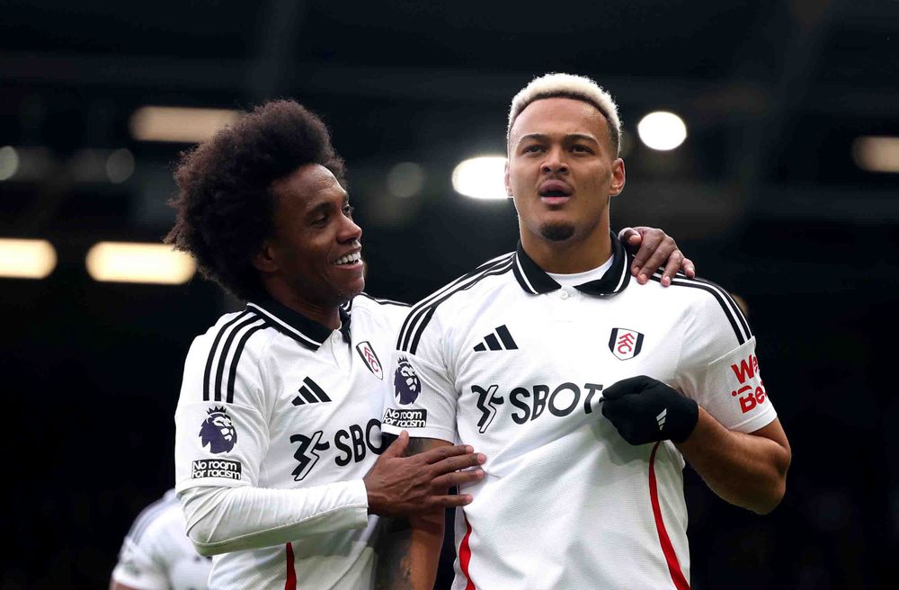 Rodrigo Muniz celebrates with Willian Rodrigo Muniz celebrates with Willian
