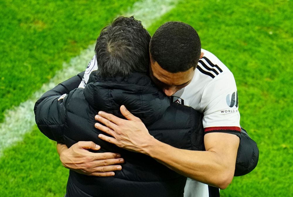 Marco Silva hugs Carlos Vinícius