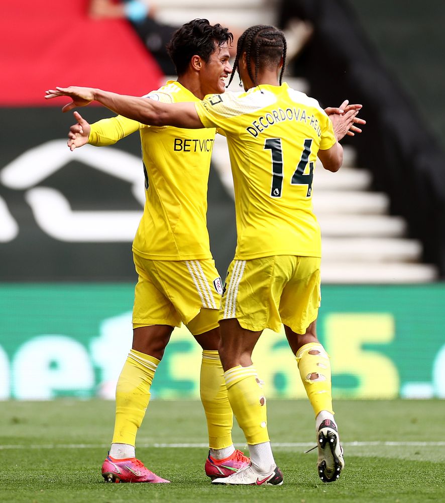 Bobby De Cordova-Reid celebrates with Fabio Carvalho