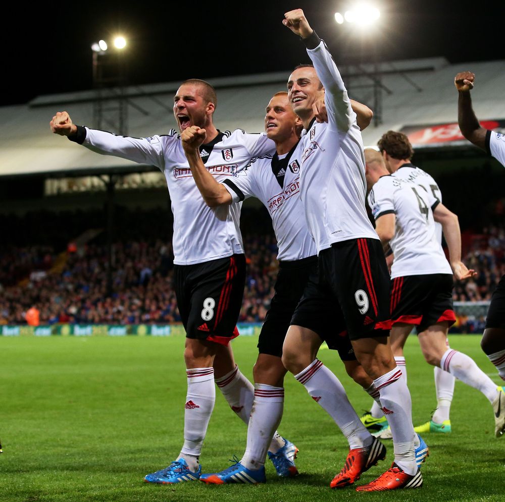 Pajtim Kasami, Steve Sidwell and Dimitar Berbatov celebrate Pajtim Kasami, Steve Sidwell and Dimitar Berbatov celebrate
