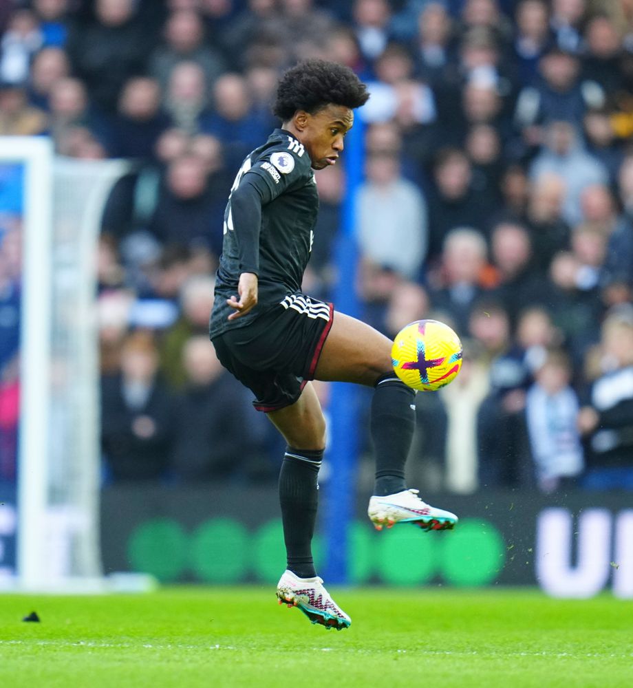 Willian controls the ball against Brighton