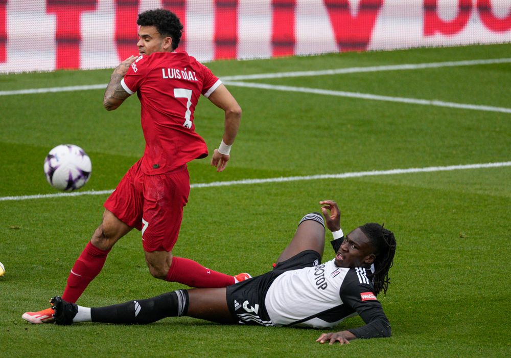 Calvin Bassey denies Luis Diaz with a great tackle