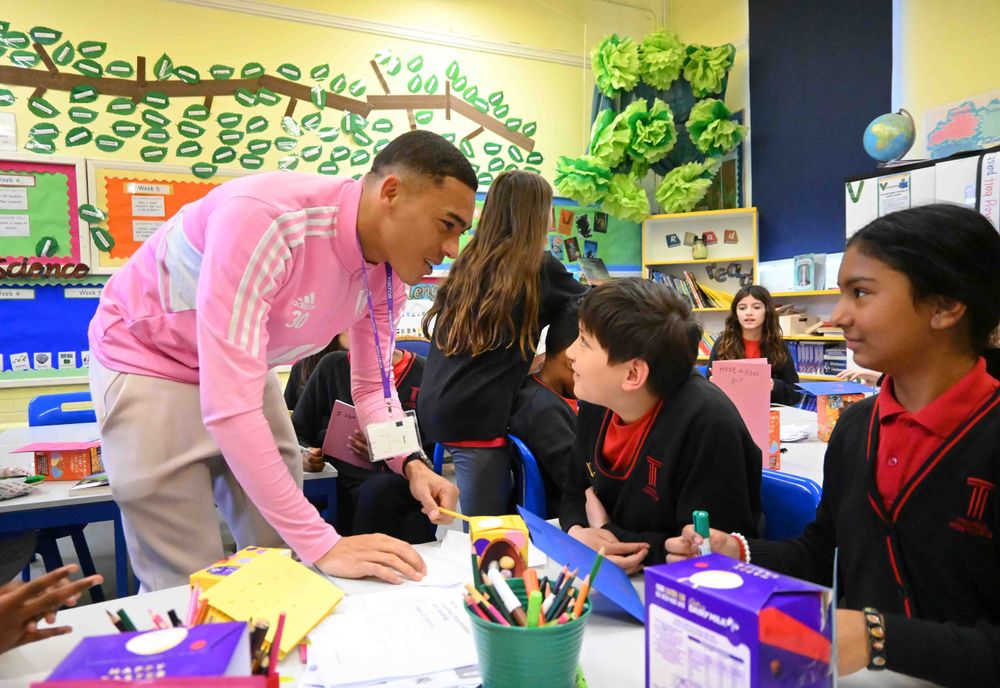Carlos Vinicius helps out a pupil Carlos Vinicius helps out a pupil