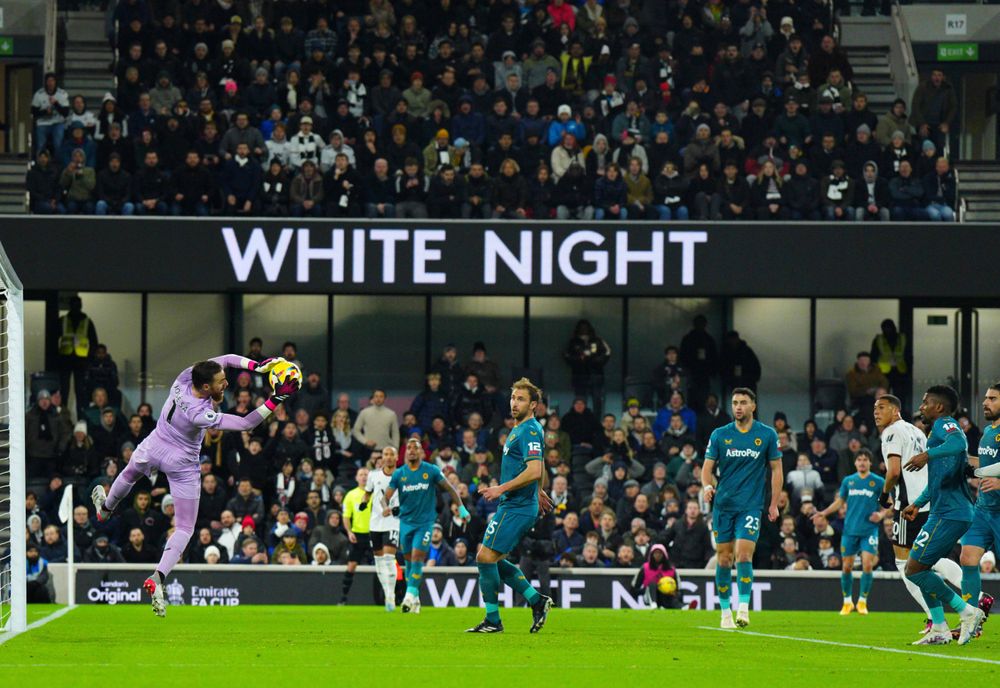 Carlos Vinicius sees his header saved