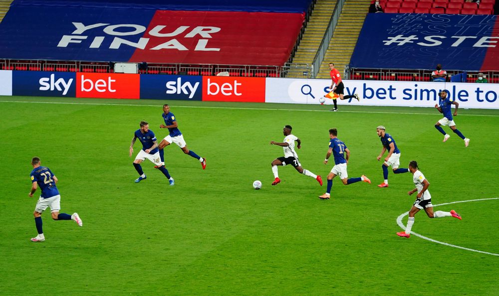 Neeskens Kebano takes on Brentford