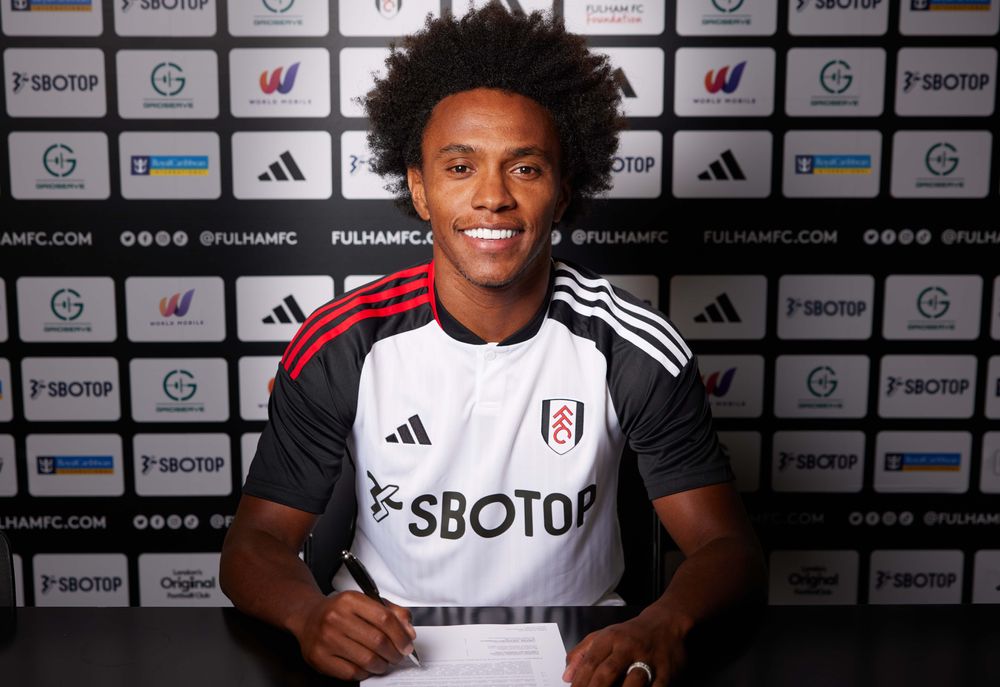 Willian signs his new contract