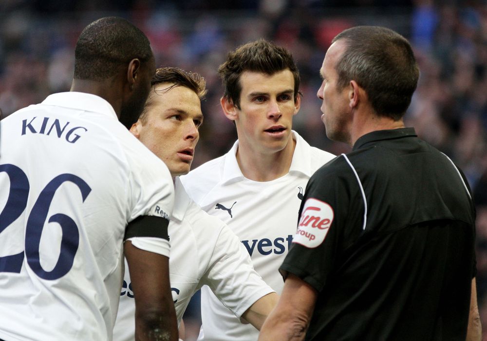 Scott Parker talks to the referee alongside Gareth Bale