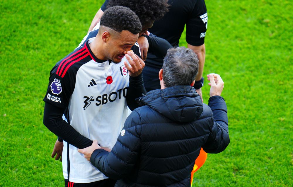 Marco Silva consoles Rodrigo Muniz after he goes off injured against Manchester United Marco Silva consoles Rodrigo Muniz after he goes off injured against Manchester United