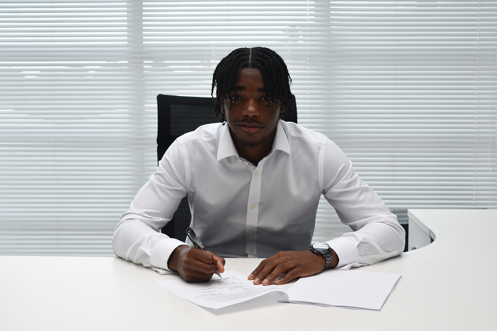 Delano McCoy-Splatt signs Delano McCoy-Splatt signs