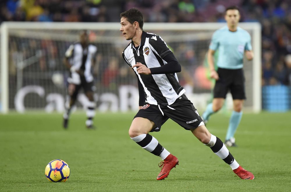 Saša Lukić on the ball for Levante